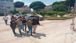 Kovalamacada yere döktükleri 1 kilo uyuşturucu ile yakalandılar