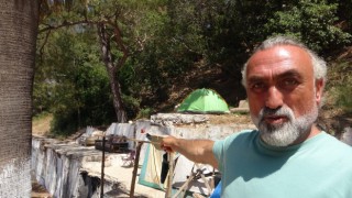 Terk edilmiş koyda çadır kurdu, belediyeden bir kürek bir süpürge istiyor