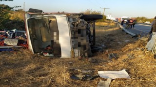 Domates yüklü kamyonet otomobil ile çarpıştı