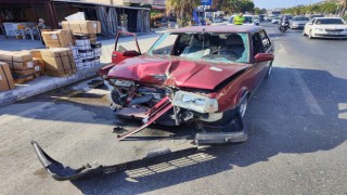 Park halindeki ticari araca arkadan çarptı: Biri çocuk 3 yaralı