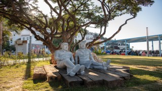Ecevit çiftinin simgeleşmiş fotoğrafı heykel haline getirildi