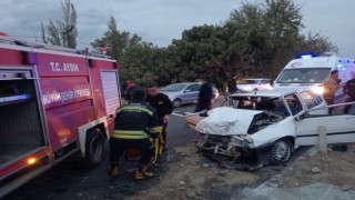  İki otomobil kafa kafaya çarpıştı: 5 yaralı