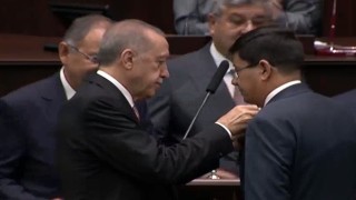 Kürşat Engin Özcan'a rozetini Cumhurbaşkanı Erdoğan taktı