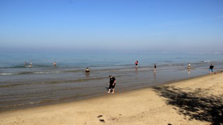 Kuşadası'nda deniz keyfi devam ediyor