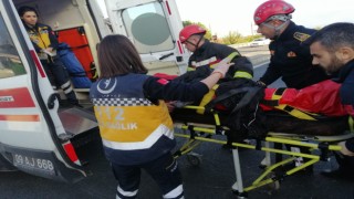 Motosiklet sürücüsü kamyonun altında kaldı