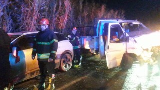 Otomobil ve kamyonet kafa kafaya çarpıştı: 3 yaralı