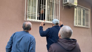 Polis yaşlı kadına dakikalarca dil döktü