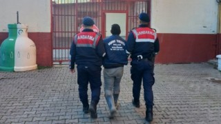 Aranan iki şahıs jandarmadan kaçamadı