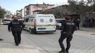 Sokak ortasında sırtından vuruldu