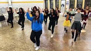 Nazilli'de halk oyunları topluluğu düzenledikleri etkinliği depremzede kadınlara adadı