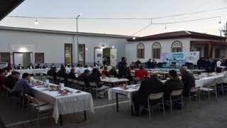 Hükümlülerin ilahileri protokolü mest etti