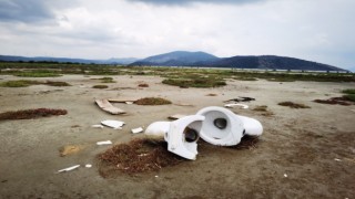 Göl kenarına atılan klozet görenleri kızdırdı