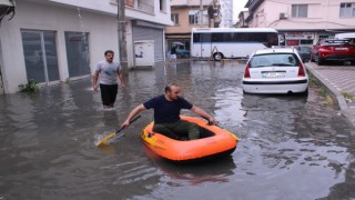 Göle dönen sokaktan botla geçti