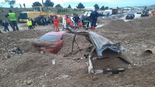 Heyelanın yuttuğu iki araçta 1 kişi öldü, 1 kişi yaralandı