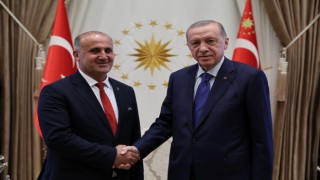 İncirliova Belediye Başkanı Kaya’nın rozetini Cumhurbaşkanı Erdoğan taktı