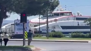 İzmir'de yolcu gemisi kıyıya çarptı