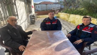 Aydın jandarması şehit ailelerinin yanında