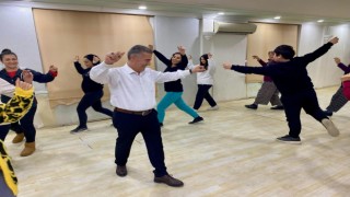 Başkan Erol, kursiyerlerle birlikte zeybek oynadı