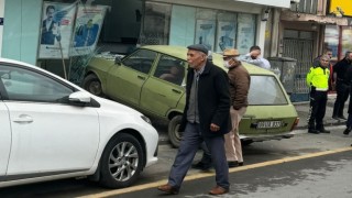 Otomobil banka şubesine daldı