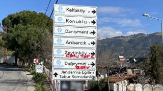 Trafik levhaları aşıkların karalama tahtasına dönüştü