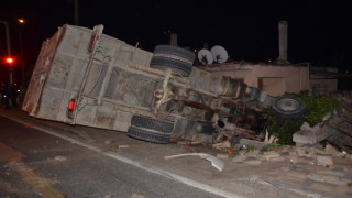 Nazilli'de kemik yüklü kamyon evin bahçesine girdi