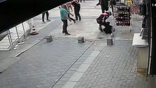 Bıçaklı saldırgan polisin tek hamlesiyle etkisiz hale getirildi