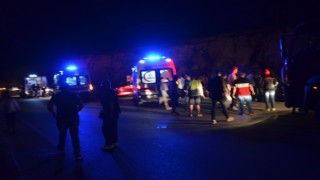 Didim'de yolcu otobüsü otomobille çarpıştı: 4 ölü