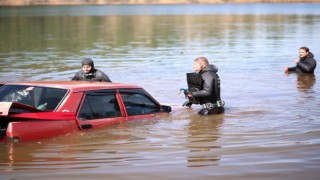 El frenini unutunca araç suya gömüldü