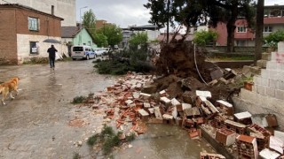 Fırtına binanın çatısını uçurdu