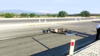 Otomobilin çarptığı motosikletli hayatını kaybetti