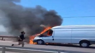 Alev alan araç cayır cayır yandı