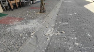 Apartmanın çatısından kopan beton yola düştü