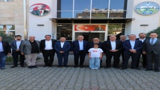 CHP’Lİ VEKİLLERDEN BAŞKAN ÖZEL’E ÖVGÜ