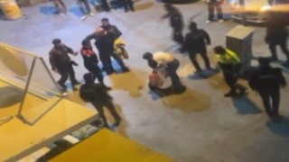 Kavgaya müdahale eden polislere saldıran şahıs kamerada