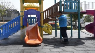 Kuşadalı çocuklar için parklar yenilendi