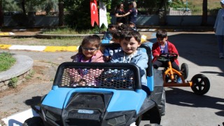 Minik şoförler direksiyon başında