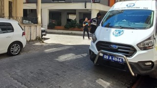 Kaldığı apartta ölü bulundu