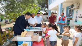 Kaymakam Gündoğdu'dan öğrencilere dondurma