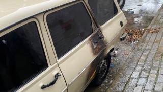 Soba borusu temizlerken otomobili yaktı