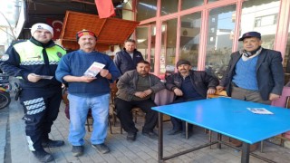 Araç sürücüleri 'ambulanslara fermuar sistemi ile yol verme' hakkında bilgilendirildi