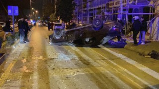 Aydınlatma direğine çarpan otomobil takla attı: 4 yaralı