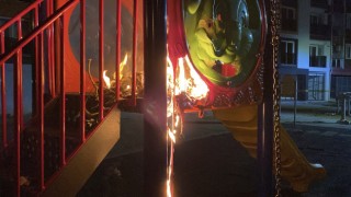 Çocuk oyun parkını ateşe verip kaçtılar