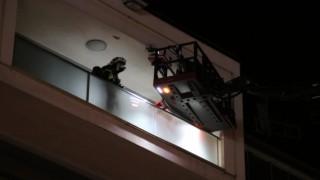 Dumanların kapladığı 7 katlı rezidansta korku dolu anlar yaşandı