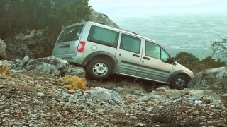 Freni boşalan araç kayalıklarda asılı kaldı