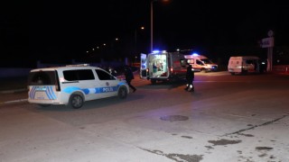 İki kişiyi bıçaklayıp arabalarıyla kaçtılar