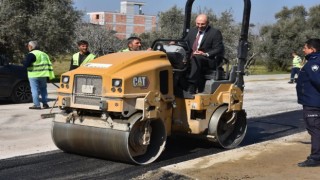 İşçiler istedi, başkan silindirin başına geçti