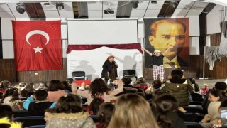 Karacasu'da çocuklar tiyatroyla eğlendi