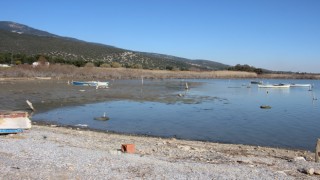 Karina’da deniz 30 metre çekildi