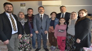 Kaymakam Ateş, öğrencilerin evlerine misafir oldu