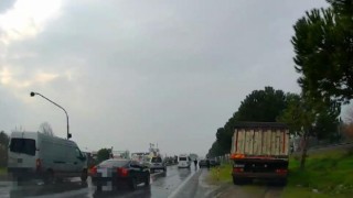 Otomobille çarpışan kamyon ağaca çarparak durabildi